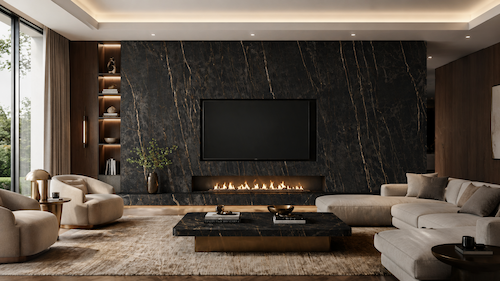 Laminam I Naturali Noir Desir – nowoczesny salon ze ścianą telewizyjną i kominkiem wykończoną ciemnym spiekiem kwarcowym imitującym marmur